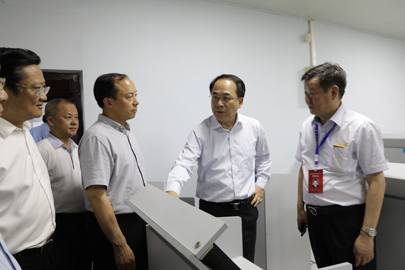 国家开放大学党委书记、校长杨志坚（右二）到亚博取款非常快考察调研